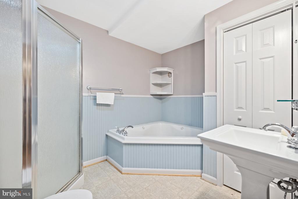 13001 COUNTRY VIEW LN, AMISSVILLE, Virginia 20106, 5 Bedrooms Bedrooms, ,3 BathroomsBathrooms,Residential,13001 COUNTRY VIEW LN,VACU2010960 MLS # VACU2010960