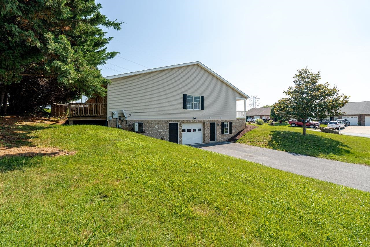 3355 DAWN DR, HARRISONBURG, Virginia 22801, 3 Bedrooms Bedrooms, ,3 BathroomsBathrooms,Residential,3355 DAWN DR,666475 MLS # 666475