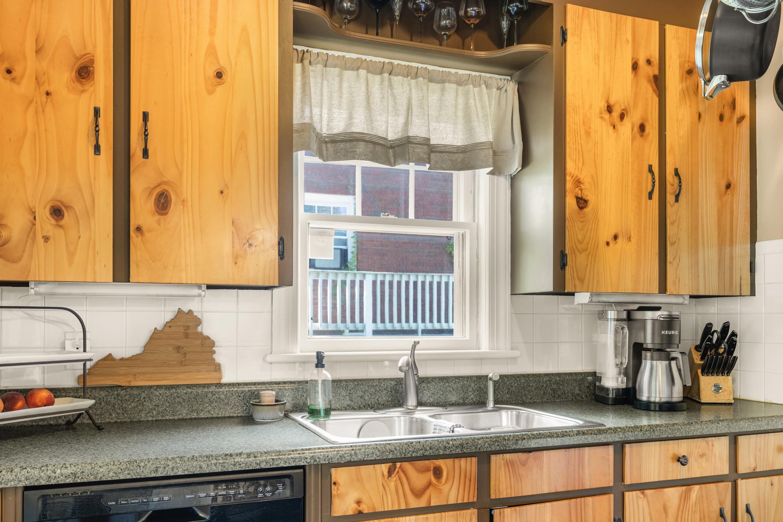 931 BRIDGE AVE, WAYNESBORO, Virginia 22980, 3 Bedrooms Bedrooms, ,1 BathroomBathrooms,Residential,931 BRIDGE AVE,666505 MLS # 666505