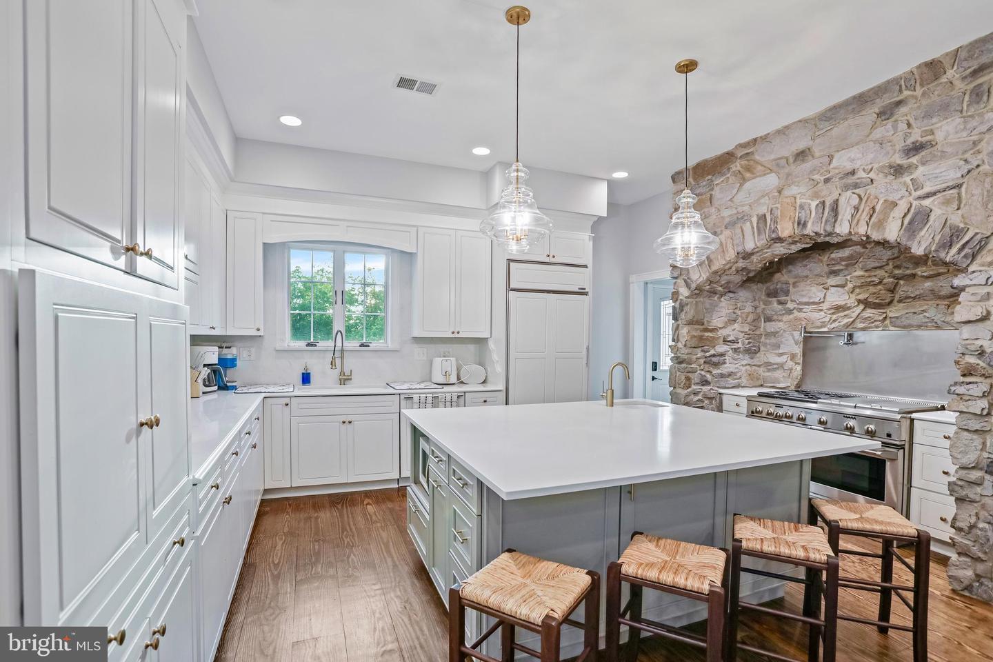 207 WESTVIEW DR, WINCHESTER, Virginia 22603, 7 Bedrooms Bedrooms, ,4 BathroomsBathrooms,Residential,For sale,207 WESTVIEW DR,VAFV2035104 MLS # VAFV2035104