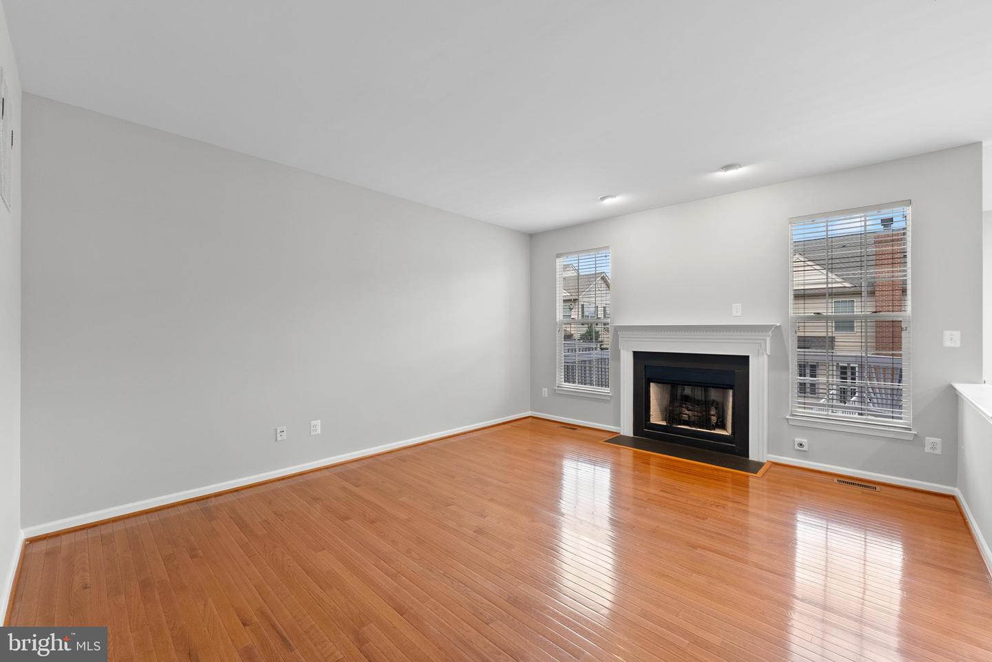19608 EDGEMONT SQ, ASHBURN, Virginia 20147, 3 Bedrooms Bedrooms, ,2 BathroomsBathrooms,Residential,For sale,19608 EDGEMONT SQ,VALO2100830 MLS # VALO2100830