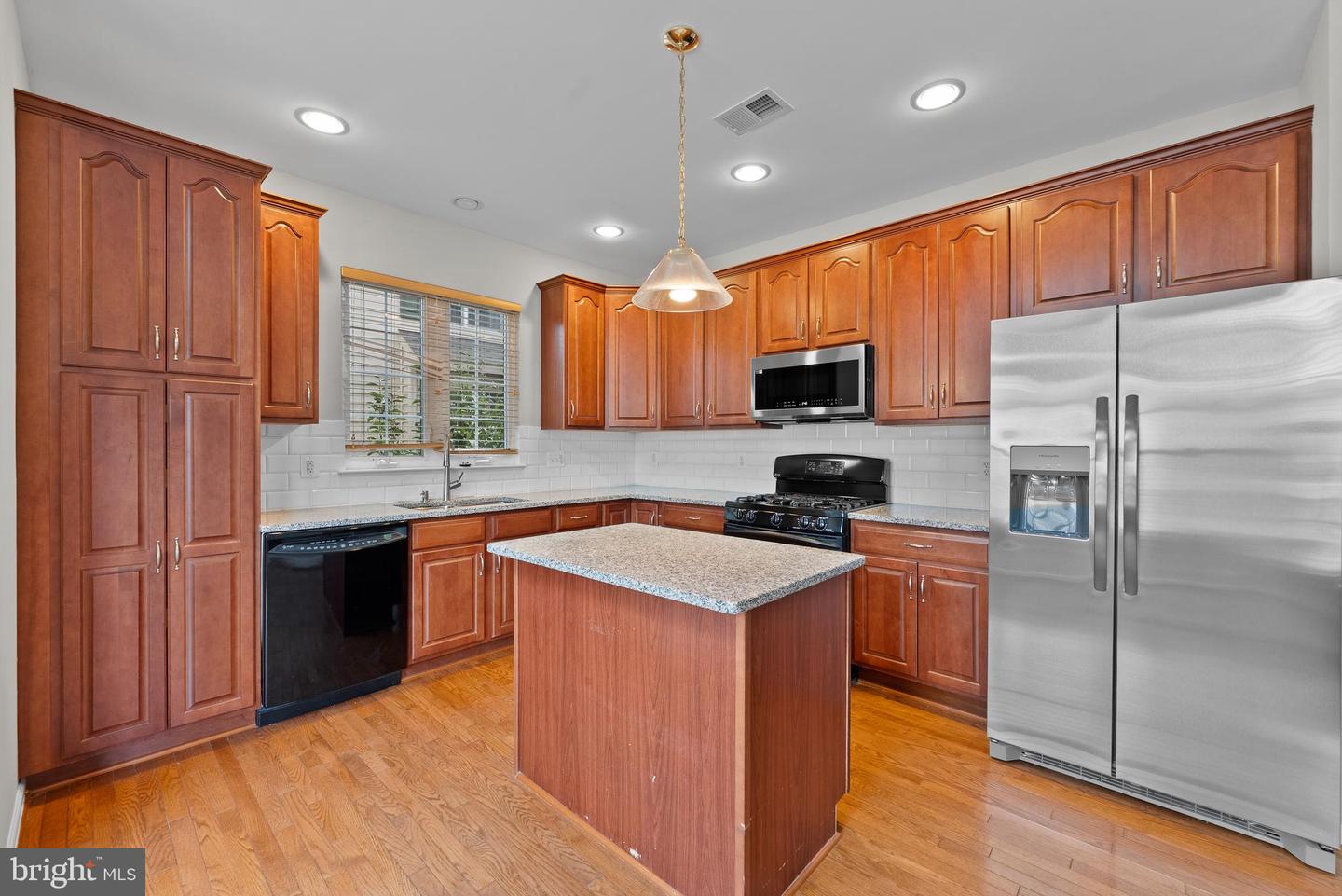 19608 EDGEMONT SQ, ASHBURN, Virginia 20147, 3 Bedrooms Bedrooms, ,2 BathroomsBathrooms,Residential,For sale,19608 EDGEMONT SQ,VALO2100830 MLS # VALO2100830