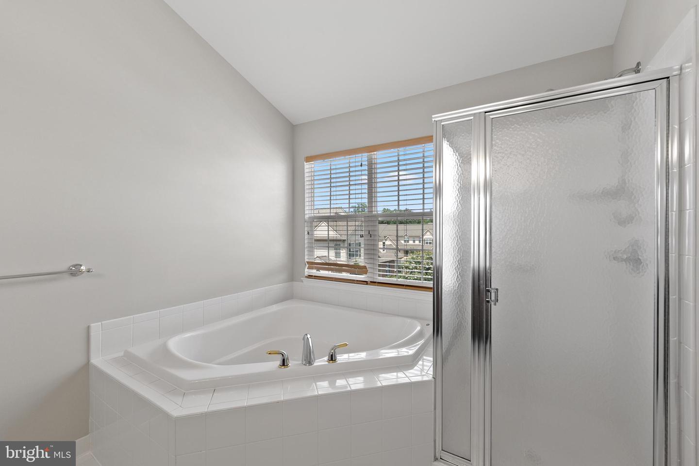 19608 EDGEMONT SQ, ASHBURN, Virginia 20147, 3 Bedrooms Bedrooms, ,2 BathroomsBathrooms,Residential,For sale,19608 EDGEMONT SQ,VALO2100830 MLS # VALO2100830