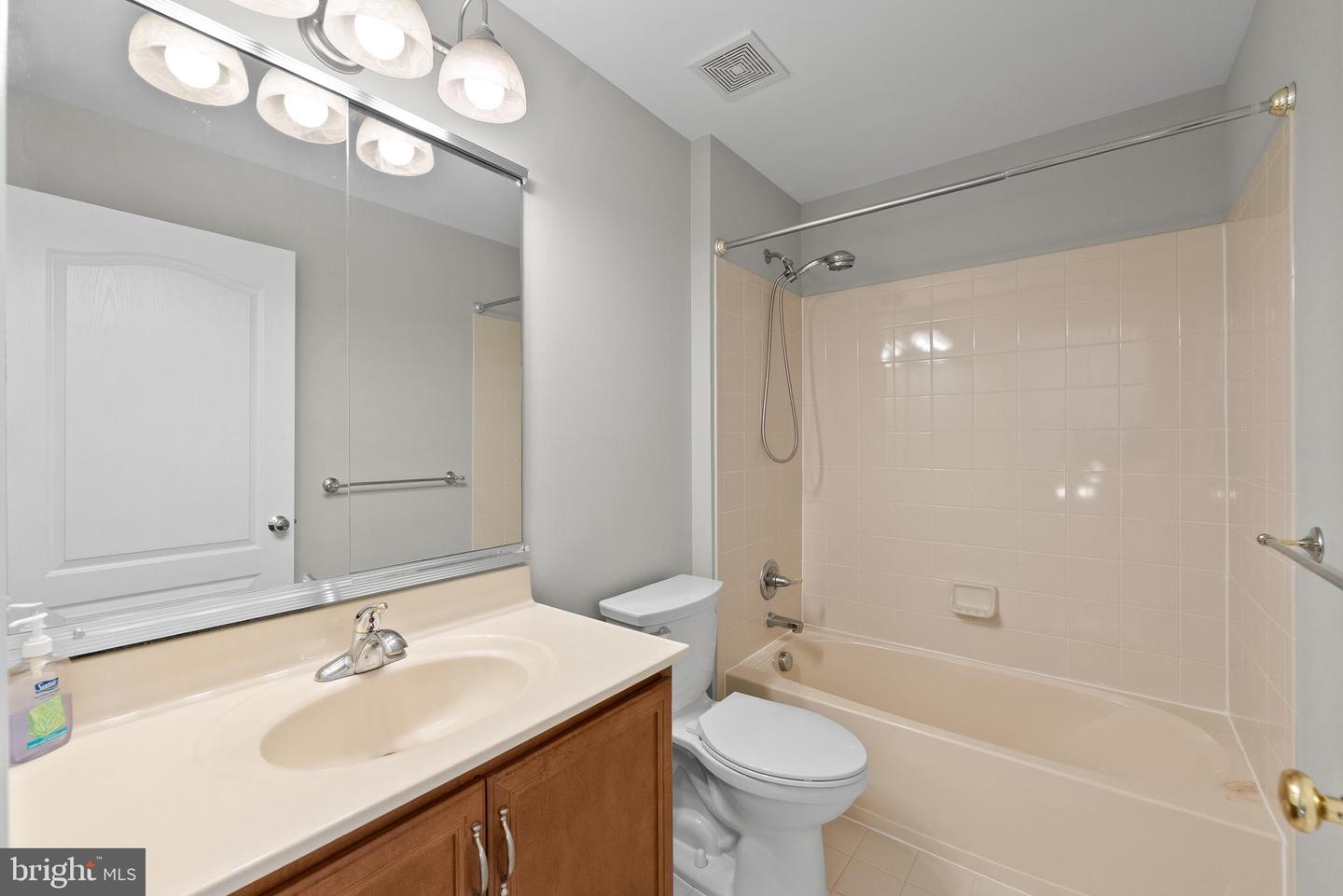 19608 EDGEMONT SQ, ASHBURN, Virginia 20147, 3 Bedrooms Bedrooms, ,2 BathroomsBathrooms,Residential,For sale,19608 EDGEMONT SQ,VALO2100830 MLS # VALO2100830