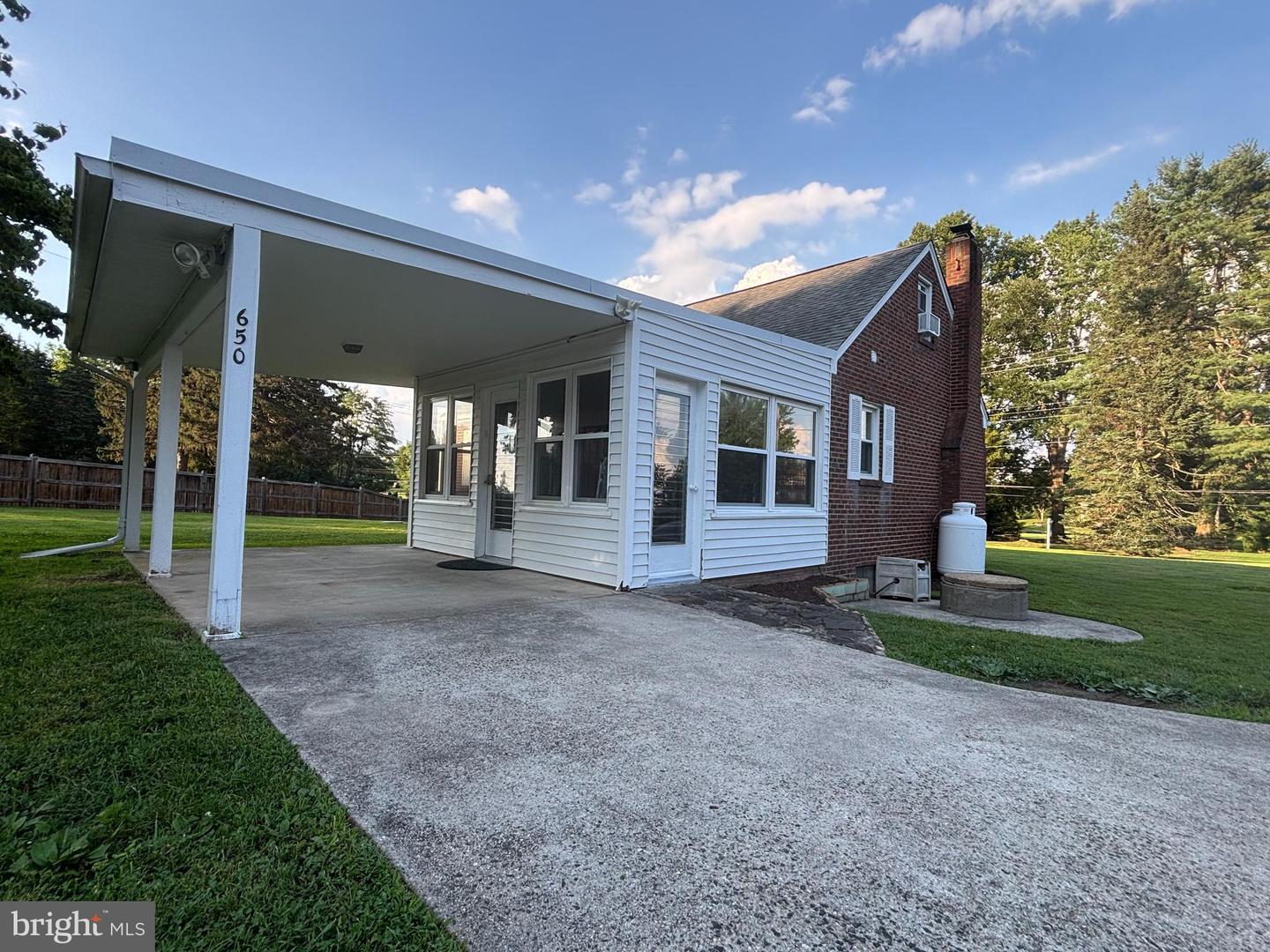 650 WALKER RD, GREAT FALLS, Virginia 22066, 3 Bedrooms Bedrooms, ,1 BathroomBathrooms,Residential,For sale,650 WALKER RD,VAFX2253598 MLS # VAFX2253598