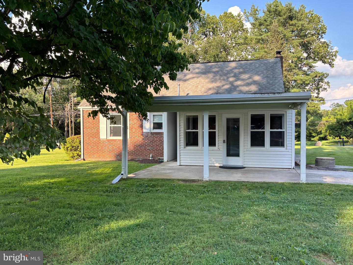650 WALKER RD, GREAT FALLS, Virginia 22066, 3 Bedrooms Bedrooms, ,1 BathroomBathrooms,Residential,For sale,650 WALKER RD,VAFX2253598 MLS # VAFX2253598