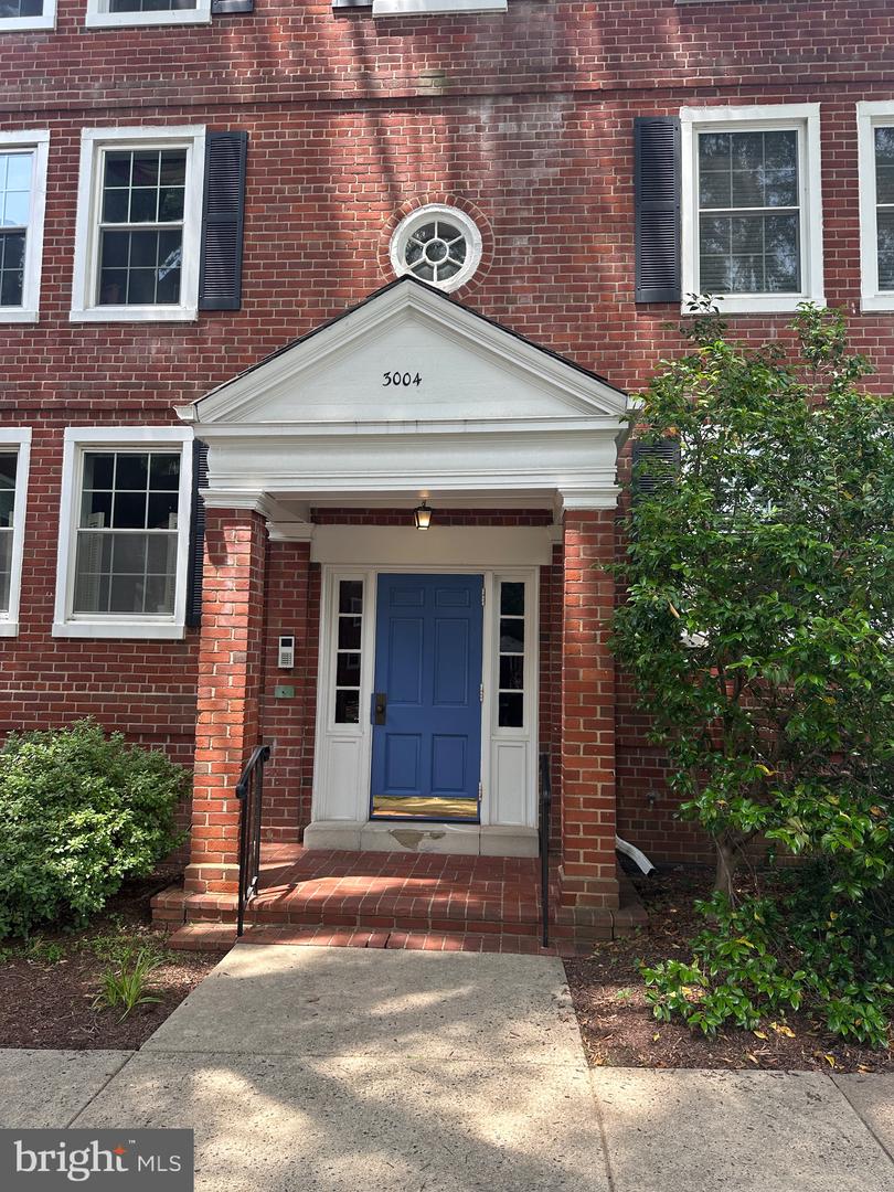 3004 S COLUMBUS ST S #A2, ARLINGTON, Virginia 22206, 2 Bedrooms Bedrooms, ,2 BathroomsBathrooms,Residential,For sale,3004 S COLUMBUS ST S #A2,VAAR2060310 MLS # VAAR2060310