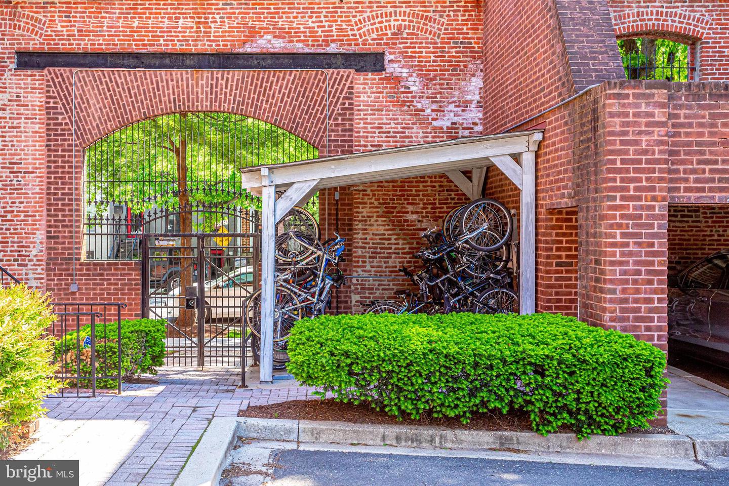 18 15TH ST NE #18, WASHINGTON, District Of Columbia 20002, 1 Bedroom Bedrooms, ,1 BathroomBathrooms,Residential,For sale,18 15TH ST NE #18,DCDC2208532 MLS # DCDC2208532