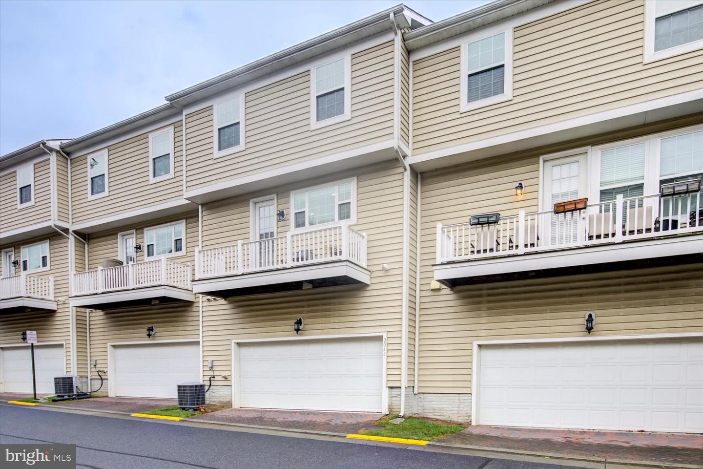 2046 BLUNT LN, ALEXANDRIA, Virginia 22303, 3 Bedrooms Bedrooms, ,3 BathroomsBathrooms,Residential,For sale,2046 BLUNT LN,VAFX2253784 MLS # VAFX2253784