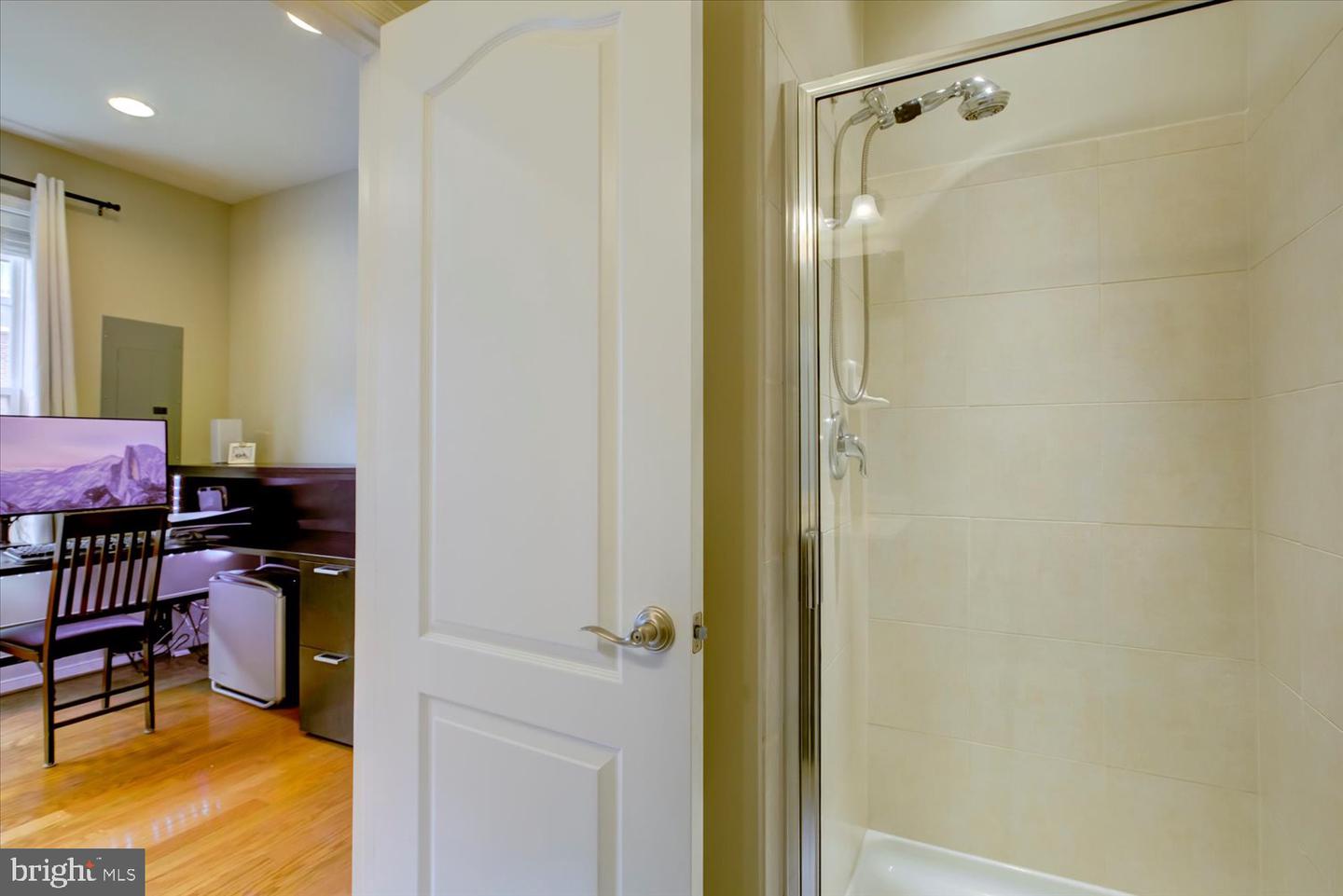 2046 BLUNT LN, ALEXANDRIA, Virginia 22303, 3 Bedrooms Bedrooms, ,3 BathroomsBathrooms,Residential,For sale,2046 BLUNT LN,VAFX2253784 MLS # VAFX2253784