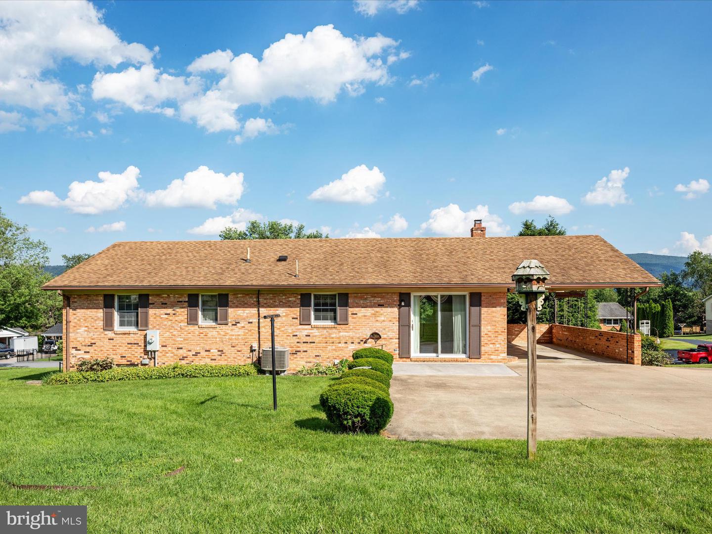 412 HENRY DR, WOODSTOCK, Virginia 22664, 3 Bedrooms Bedrooms, ,3 BathroomsBathrooms,Residential,For sale,412 HENRY DR,VASH2011942 MLS # VASH2011942