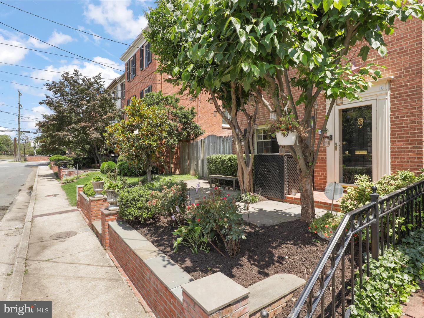 610 S ROYAL ST, ALEXANDRIA, Virginia 22314, 2 Bedrooms Bedrooms, ,2 BathroomsBathrooms,Residential,For sale,610 S ROYAL ST,VAAX2047286 MLS # VAAX2047286