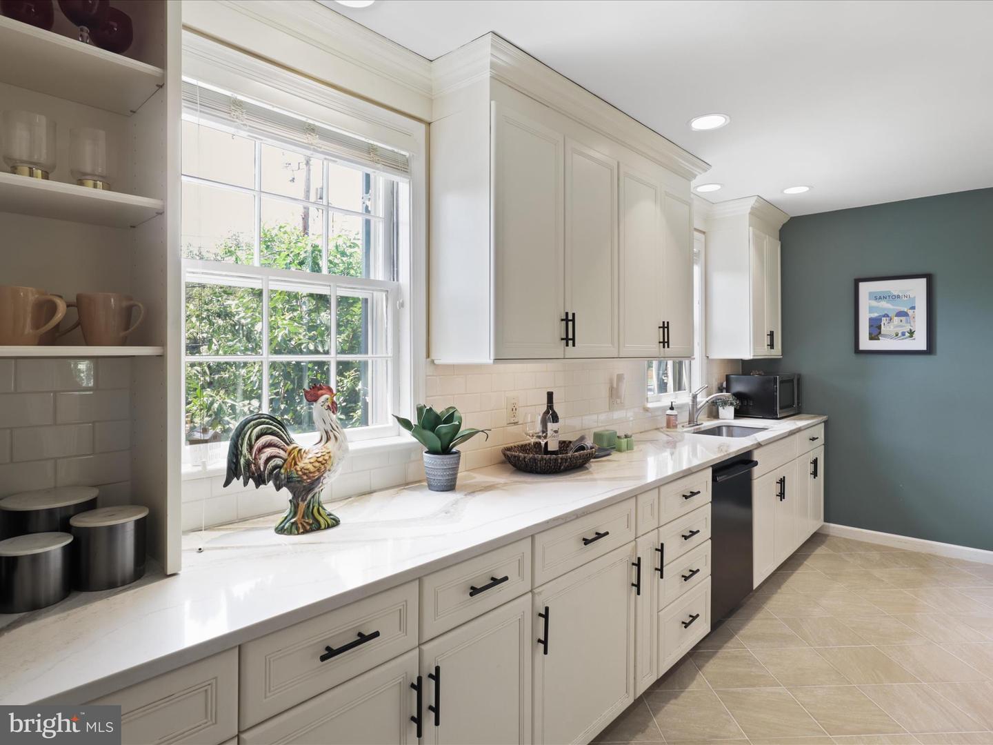 610 S ROYAL ST, ALEXANDRIA, Virginia 22314, 2 Bedrooms Bedrooms, ,2 BathroomsBathrooms,Residential,For sale,610 S ROYAL ST,VAAX2047286 MLS # VAAX2047286