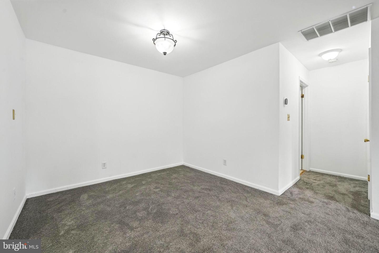 7501 ASHBY LN #1-D, ALEXANDRIA, Virginia 22315, 1 Bedroom Bedrooms, ,1 BathroomBathrooms,Residential,For sale,7501 ASHBY LN #1-D,VAFX2250502 MLS # VAFX2250502