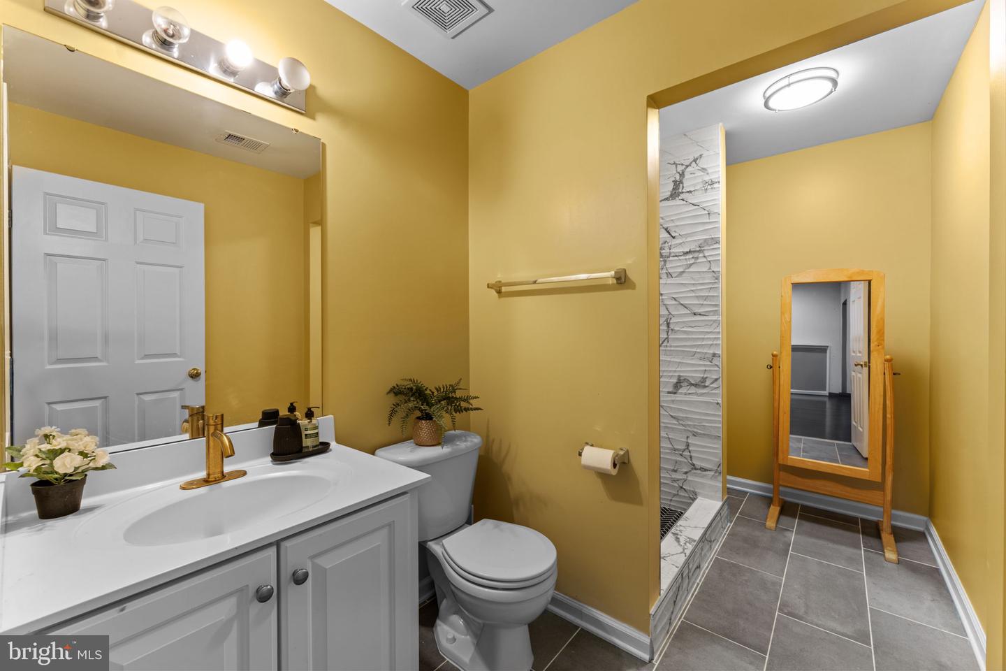 9958 E HILL DR, LORTON, Virginia 22079, 4 Bedrooms Bedrooms, ,3 BathroomsBathrooms,Residential,For sale,9958 E HILL DR,VAFX2249536 MLS # VAFX2249536