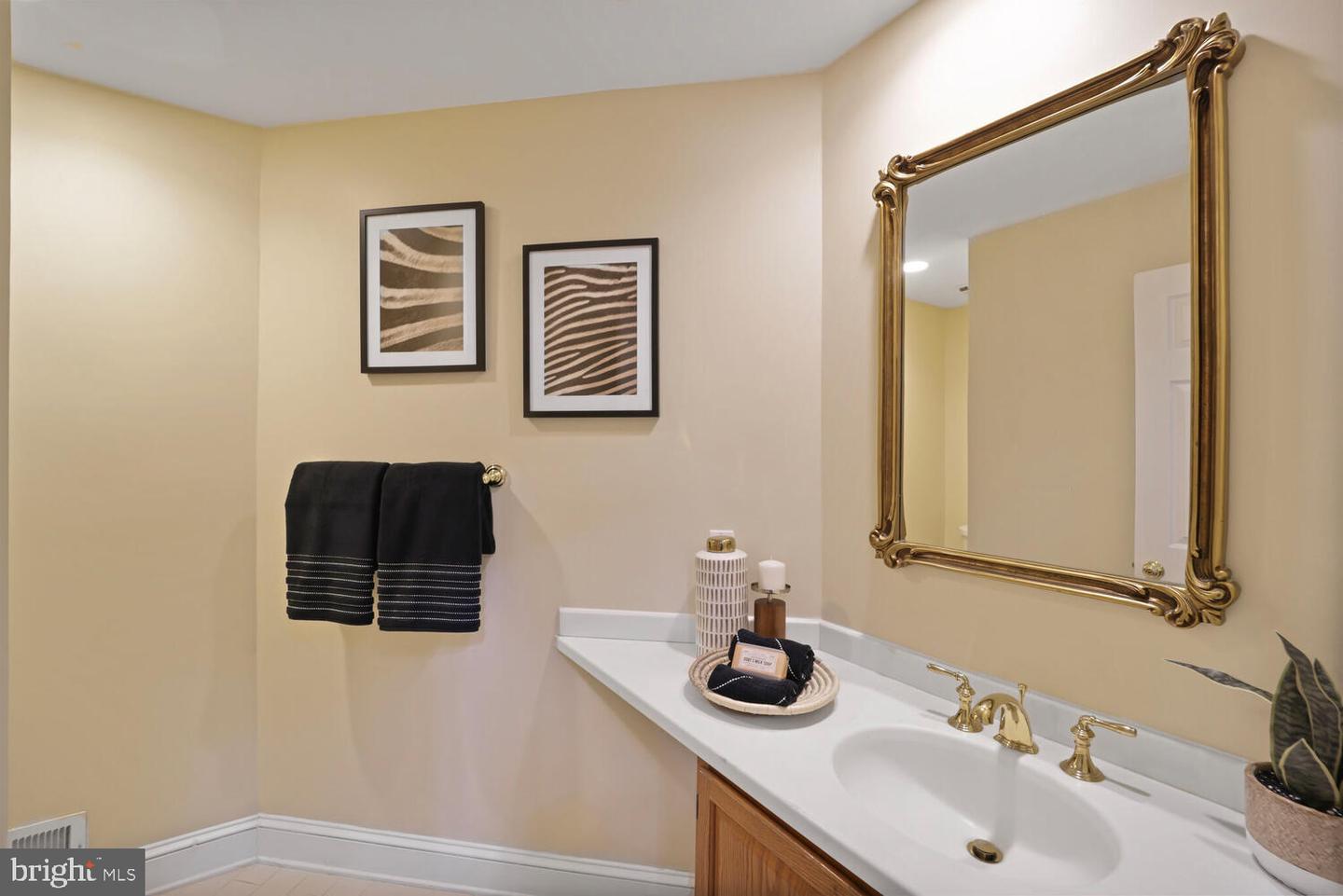 2053 MAYFAIR MCLEAN, FALLS CHURCH, Virginia 22043, 3 Bedrooms Bedrooms, ,3 BathroomsBathrooms,Residential,For sale,2053 MAYFAIR MCLEAN,VAFX2243542 MLS # VAFX2243542