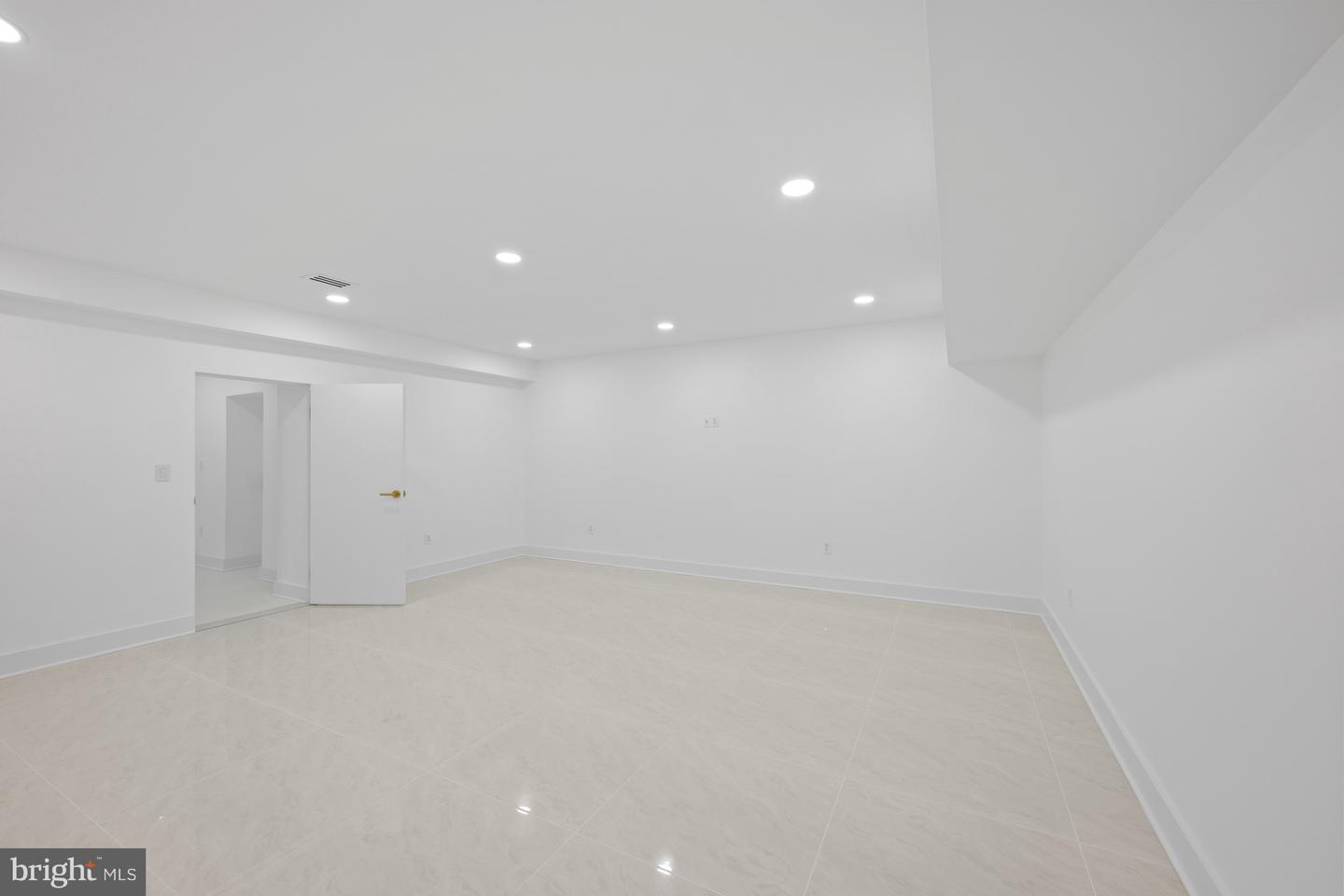 2321 N RICHMOND ST, ARLINGTON, Virginia 22207, 5 Bedrooms Bedrooms, ,5 BathroomsBathrooms,Residential,For sale,2321 N RICHMOND ST,VAAR2059680 MLS # VAAR2059680