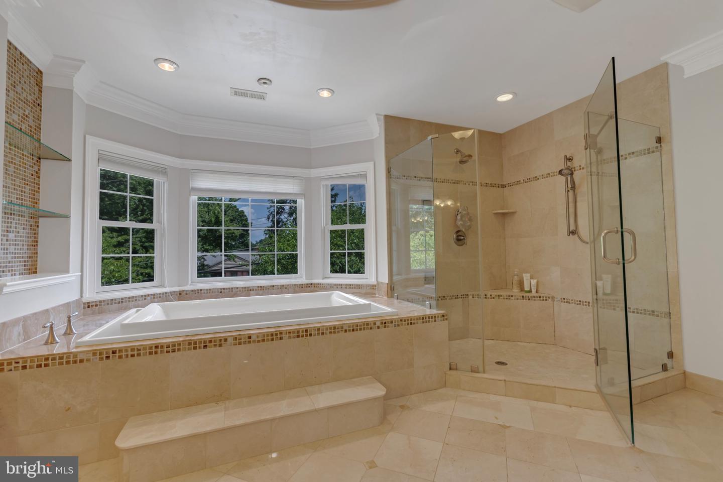 6529 FAIRLAWN DR, MCLEAN, Virginia 22101, 6 Bedrooms Bedrooms, ,5 BathroomsBathrooms,Residential,For sale,6529 FAIRLAWN DR,VAFX2254432 MLS # VAFX2254432