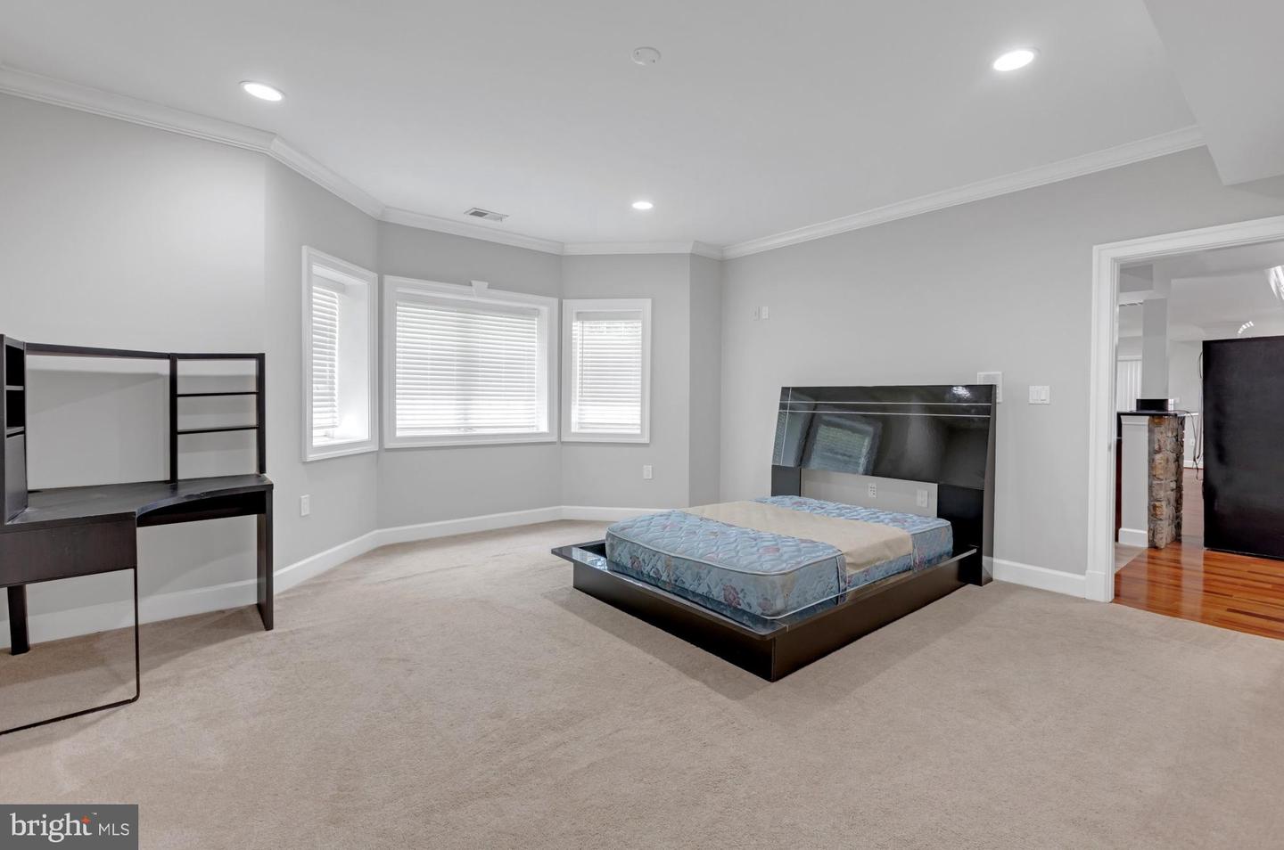6529 FAIRLAWN DR, MCLEAN, Virginia 22101, 6 Bedrooms Bedrooms, ,5 BathroomsBathrooms,Residential,For sale,6529 FAIRLAWN DR,VAFX2254432 MLS # VAFX2254432