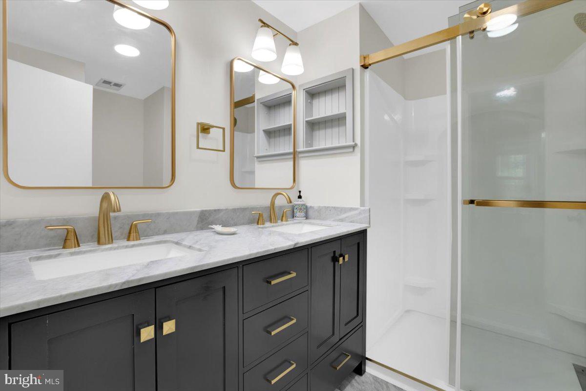 4010 DUKE ST, ALEXANDRIA, Virginia 22304, 2 Bedrooms Bedrooms, ,2 BathroomsBathrooms,Residential,For sale,4010 DUKE ST,VAAX2047118 MLS # VAAX2047118