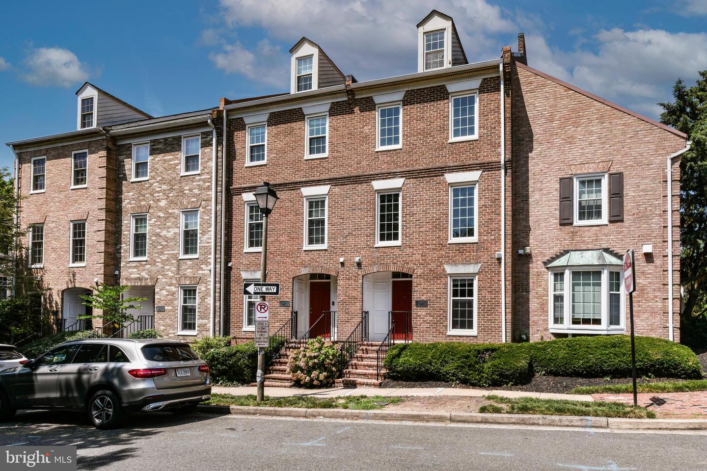1186 N UTAH ST, ARLINGTON, Virginia 22201, 4 Bedrooms Bedrooms, ,4 BathroomsBathrooms,Residential,For sale,1186 N UTAH ST,VAAR2056006 MLS # VAAR2056006