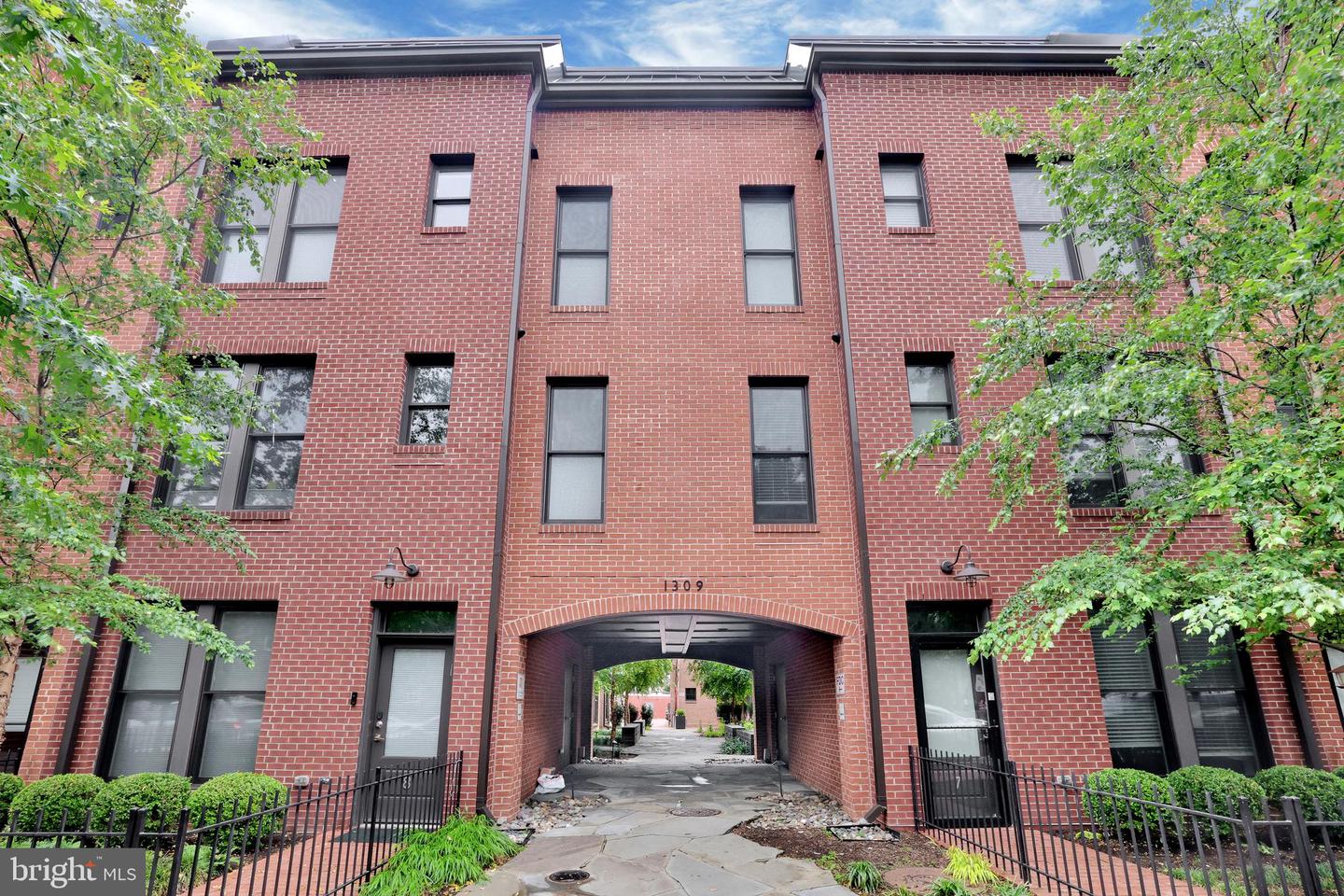 1309 SE E ST SE #27, WASHINGTON, District Of Columbia 20003, 3 Bedrooms Bedrooms, 5 Rooms Rooms,3 BathroomsBathrooms,Residential,For sale,1309 SE E ST SE #27,DCDC2208100 MLS # DCDC2208100