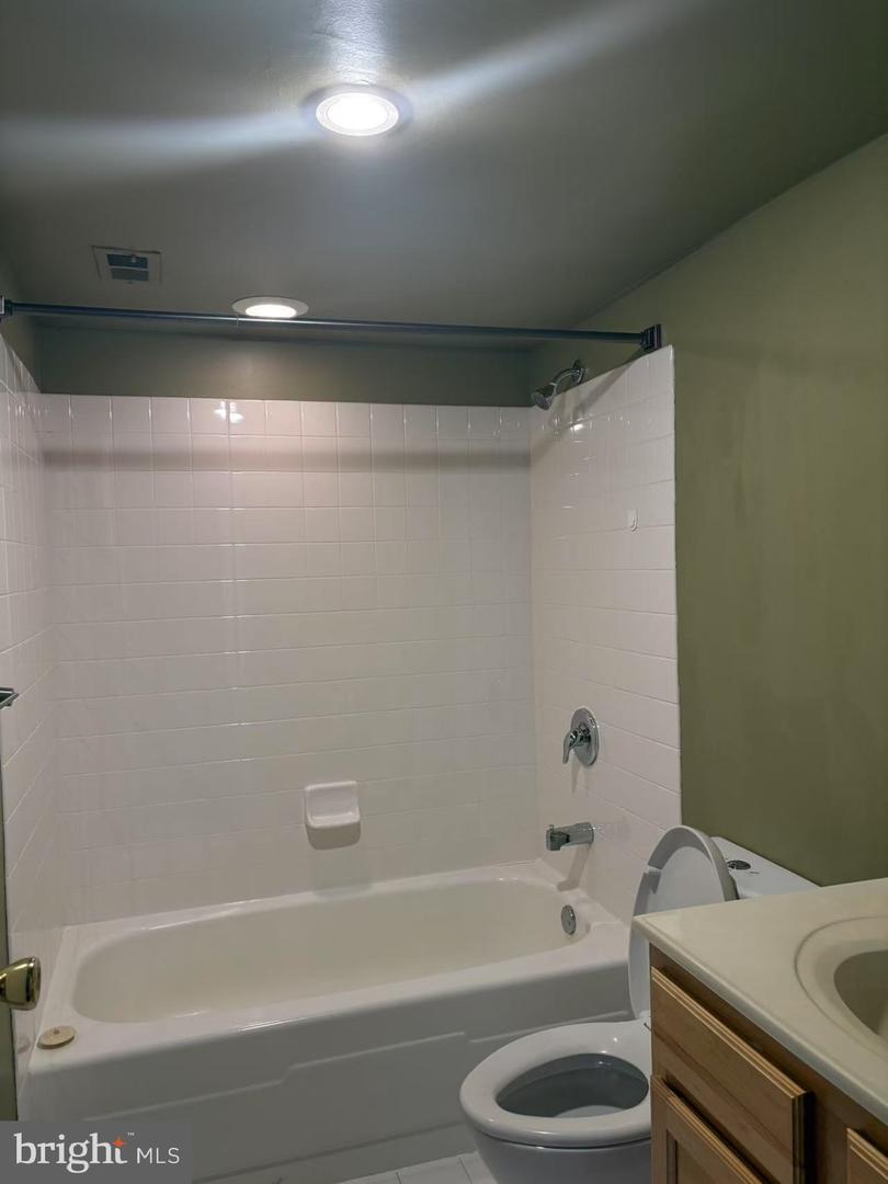 4500 S FOUR MILE RUN DR #426, ARLINGTON, Virginia 22204, 2 Bedrooms Bedrooms, ,2 BathroomsBathrooms,Residential,For sale,4500 S FOUR MILE RUN DR #426,VAAR2059958 MLS # VAAR2059958