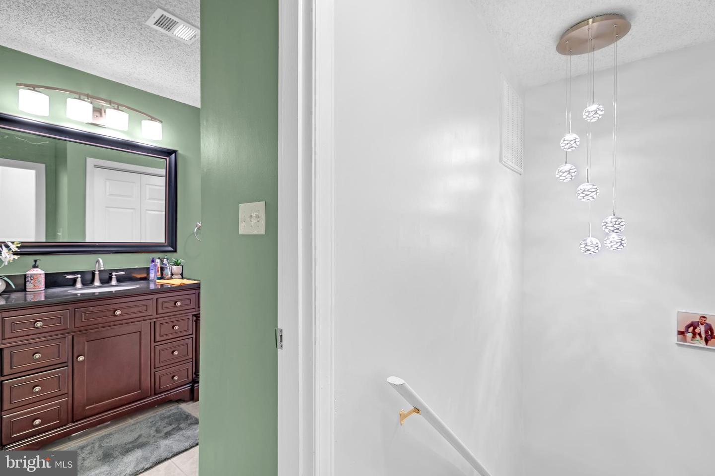 111 OAK VIEW DR SE, LEESBURG, Virginia 20175, 3 Bedrooms Bedrooms, ,2 BathroomsBathrooms,Residential,For sale,111 OAK VIEW DR SE,VALO2101378 MLS # VALO2101378