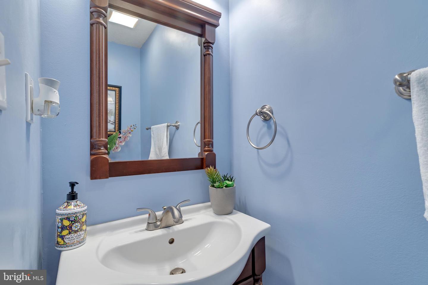 111 OAK VIEW DR SE, LEESBURG, Virginia 20175, 3 Bedrooms Bedrooms, ,2 BathroomsBathrooms,Residential,For sale,111 OAK VIEW DR SE,VALO2101378 MLS # VALO2101378