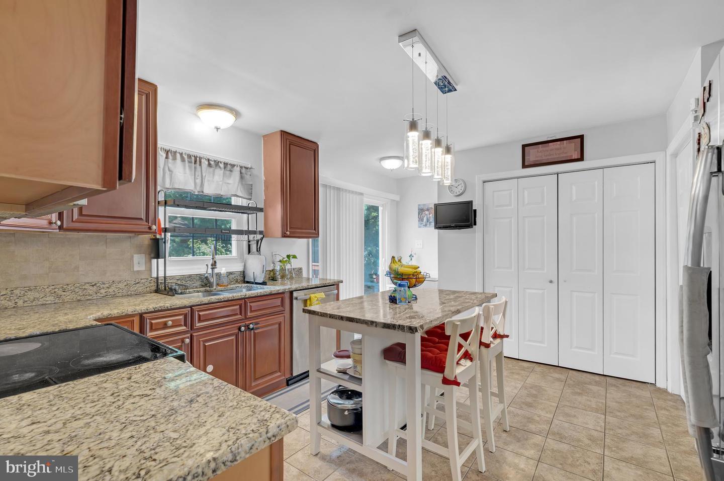 111 OAK VIEW DR SE, LEESBURG, Virginia 20175, 3 Bedrooms Bedrooms, ,2 BathroomsBathrooms,Residential,For sale,111 OAK VIEW DR SE,VALO2101378 MLS # VALO2101378