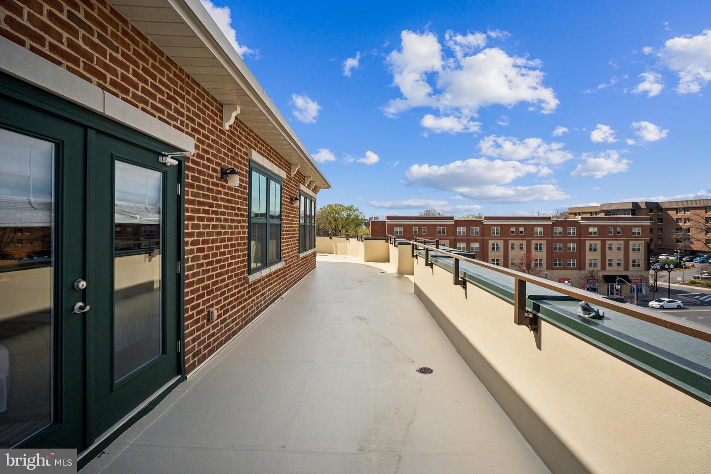 2101 N MONROE ST #401, ARLINGTON, Virginia 22207, 2 Bedrooms Bedrooms, ,2 BathroomsBathrooms,Residential,For sale,2101 N MONROE ST #401,VAAR2054944 MLS # VAAR2054944