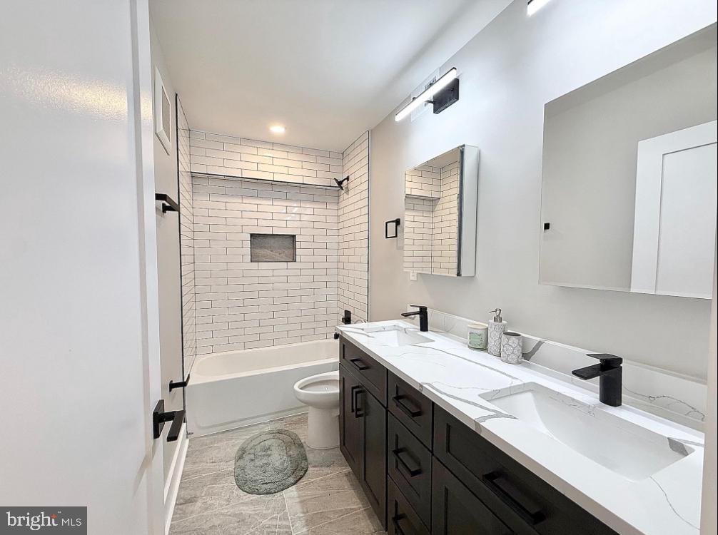 1806 D ST NE #1, WASHINGTON, District Of Columbia 20002, 2 Bedrooms Bedrooms, ,1 BathroomBathrooms,Residential,For sale,1806 D ST NE #1,DCDC2209606 MLS # DCDC2209606