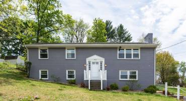 402 MARSHALL ST, STAUNTON, Virginia 24401, 4 Bedrooms Bedrooms, ,3 BathroomsBathrooms,Residential,402 MARSHALL ST,663614 MLS # 663614