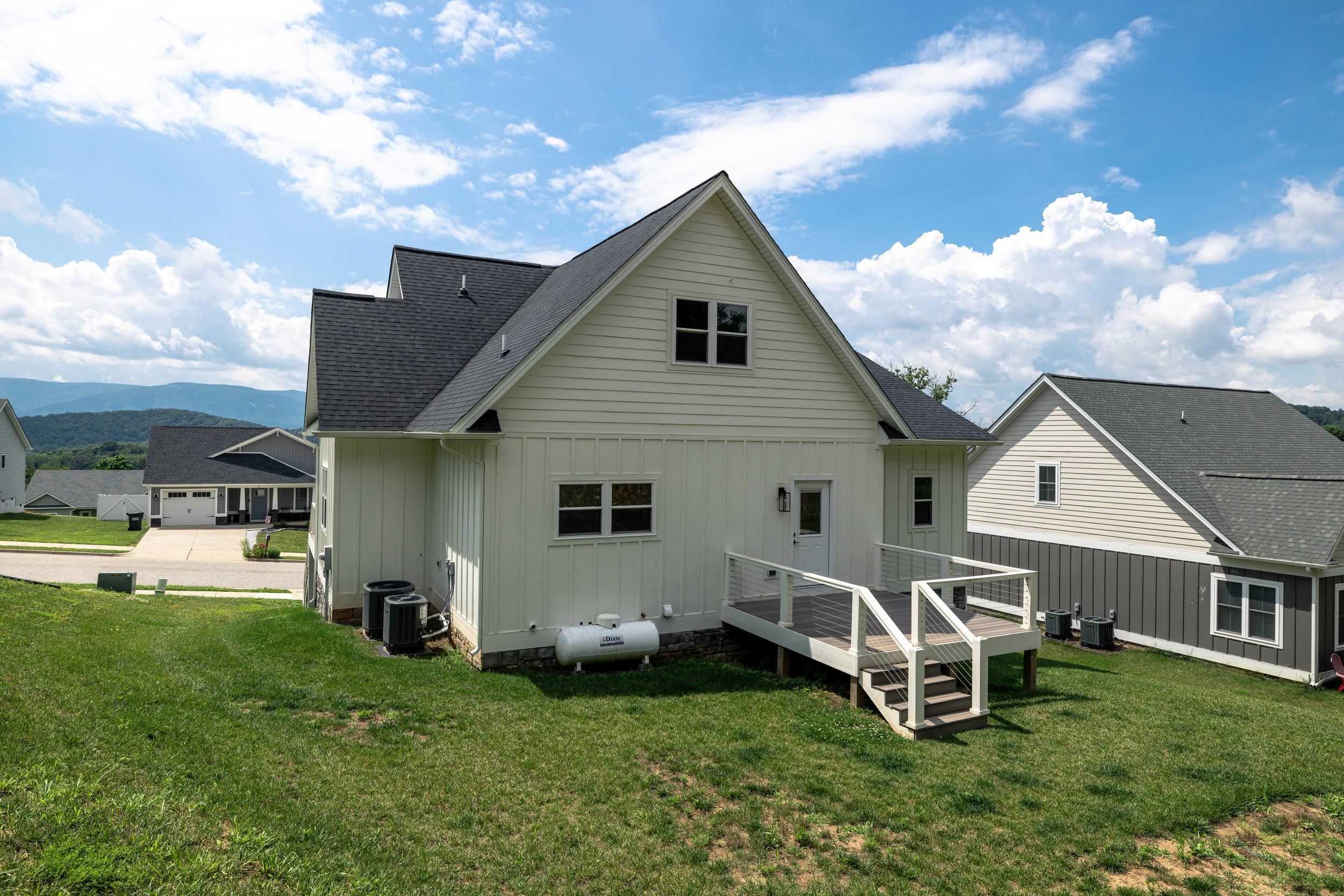 43 MCILWEE LN, STAUNTON, Virginia 24401, 4 Bedrooms Bedrooms, ,3 BathroomsBathrooms,Residential,43 Mcilwee Lane, Staunton VA 24401,43 MCILWEE LN,666564 MLS # 666564