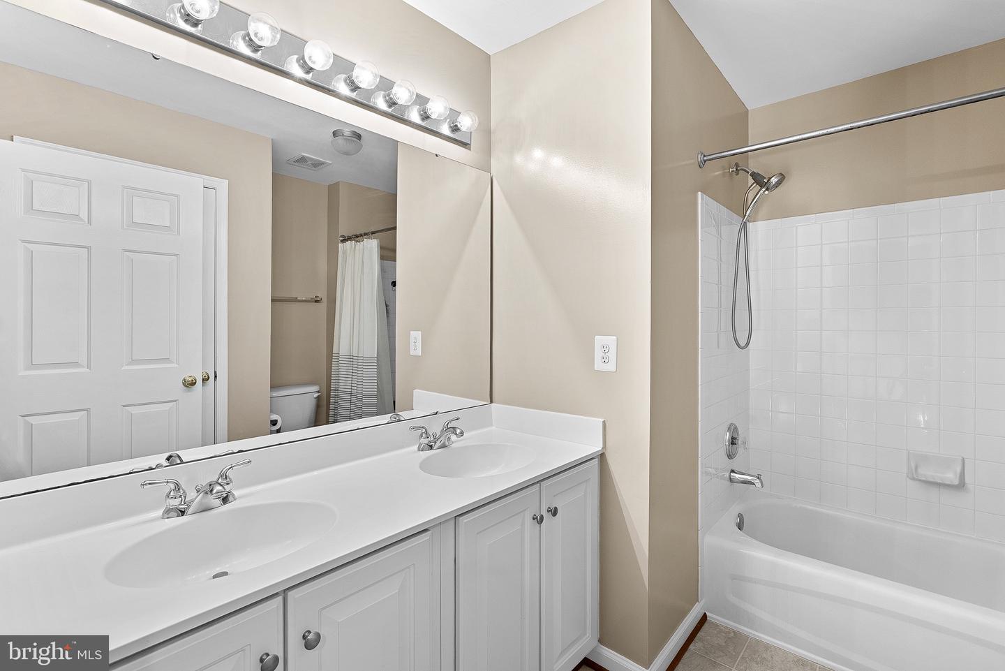 43682 MAVERICK LN, CHANTILLY, Virginia 20152, 4 Bedrooms Bedrooms, ,3 BathroomsBathrooms,Residential,For sale,43682 MAVERICK LN,VALO2100448 MLS # VALO2100448