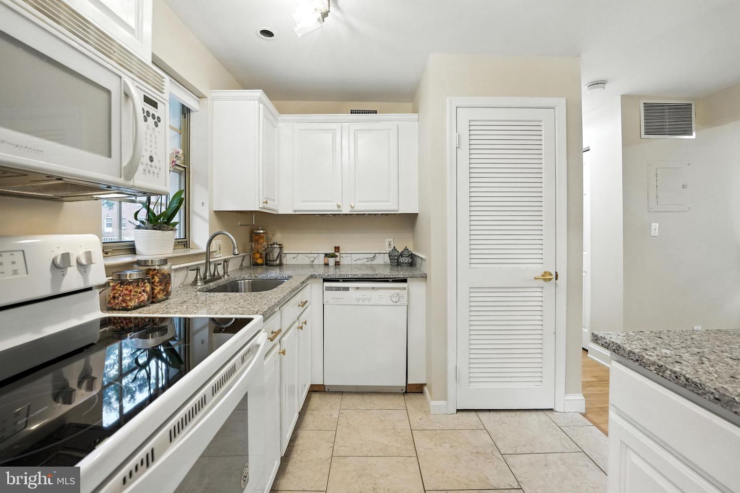 1305 E ABINGDON DR #2, ALEXANDRIA, Virginia 22314, 1 Bedroom Bedrooms, ,1 BathroomBathrooms,Residential,For sale,1305 E ABINGDON DR #2,VAAX2047152 MLS # VAAX2047152