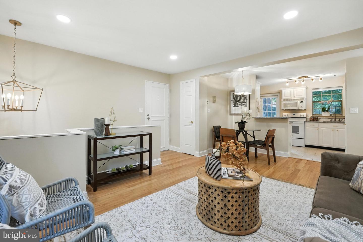 1305 E ABINGDON DR #2, ALEXANDRIA, Virginia 22314, 1 Bedroom Bedrooms, ,1 BathroomBathrooms,Residential,For sale,1305 E ABINGDON DR #2,VAAX2047152 MLS # VAAX2047152