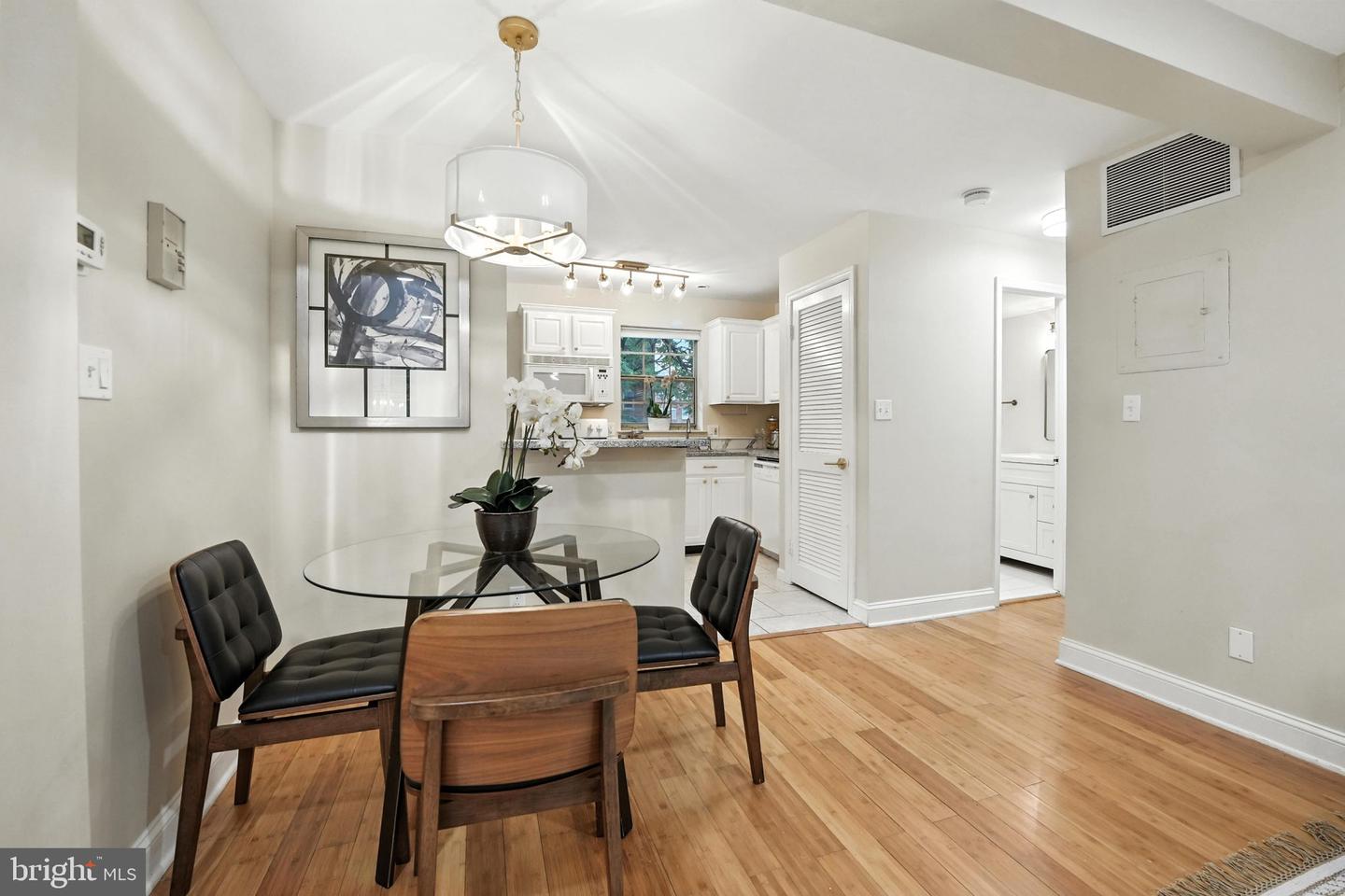 1305 E ABINGDON DR #2, ALEXANDRIA, Virginia 22314, 1 Bedroom Bedrooms, ,1 BathroomBathrooms,Residential,For sale,1305 E ABINGDON DR #2,VAAX2047152 MLS # VAAX2047152