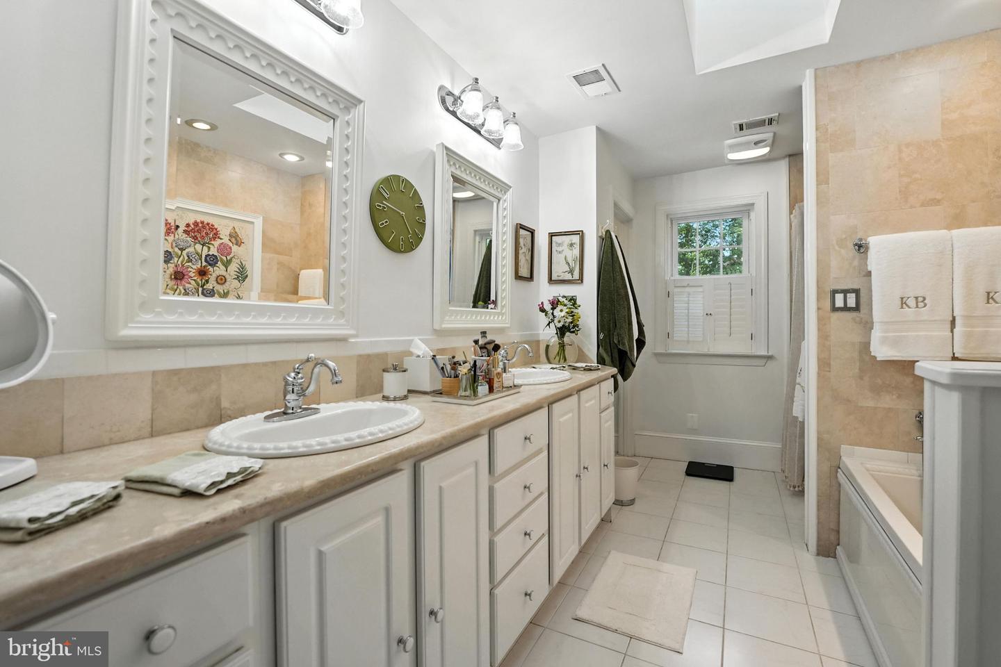 7112 HOLYROOD DR, MCLEAN, Virginia 22101, 5 Bedrooms Bedrooms, ,5 BathroomsBathrooms,Residential,For sale,7112 HOLYROOD DR,VAFX2253390 MLS # VAFX2253390