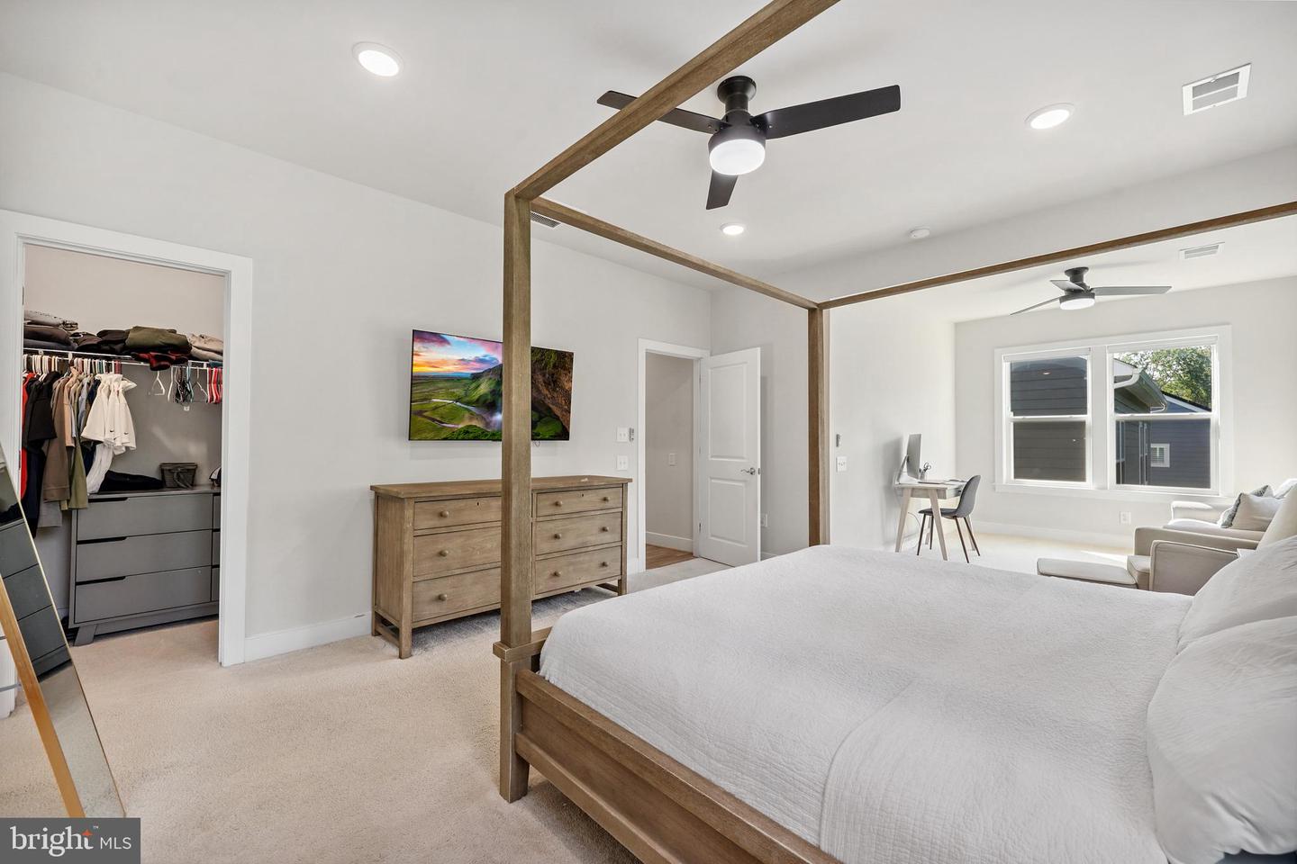 2040 SILVER SYCAMORE LN, DUMFRIES, Virginia 22026, 6 Bedrooms Bedrooms, ,5 BathroomsBathrooms,Residential,For sale,2040 SILVER SYCAMORE LN,VAPW2098572 MLS # VAPW2098572