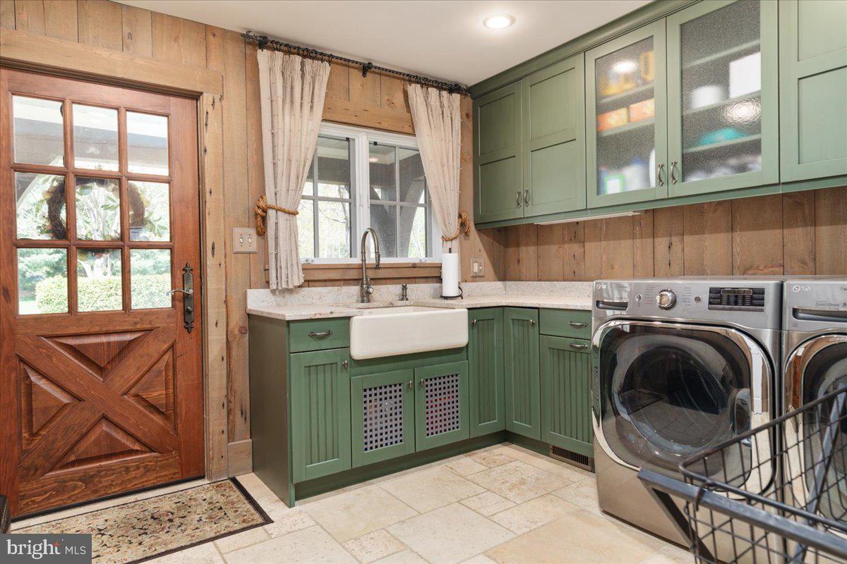 12905 COMPTON RD, CLIFTON, Virginia 20124, 6 Bedrooms Bedrooms, ,8 BathroomsBathrooms,Residential,For sale,12905 COMPTON RD,VAFX2235338 MLS # VAFX2235338