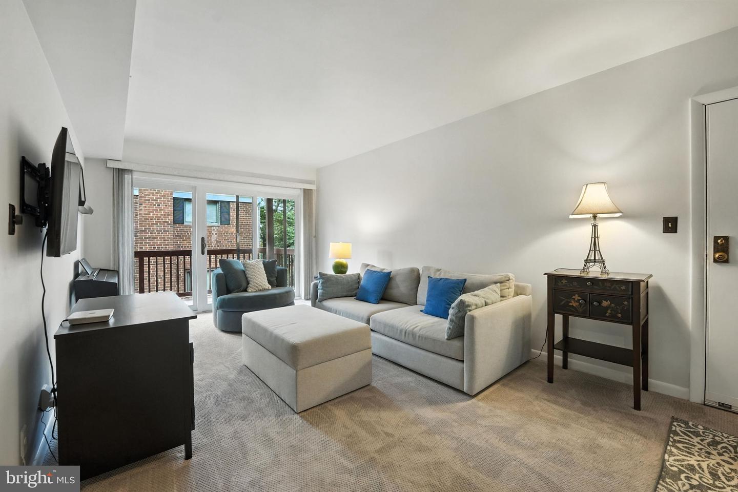 206 SKYHILL RD #6, ALEXANDRIA, Virginia 22314, 2 Bedrooms Bedrooms, ,1 BathroomBathrooms,Residential,For sale,206 SKYHILL RD #6,VAAX2046224 MLS # VAAX2046224