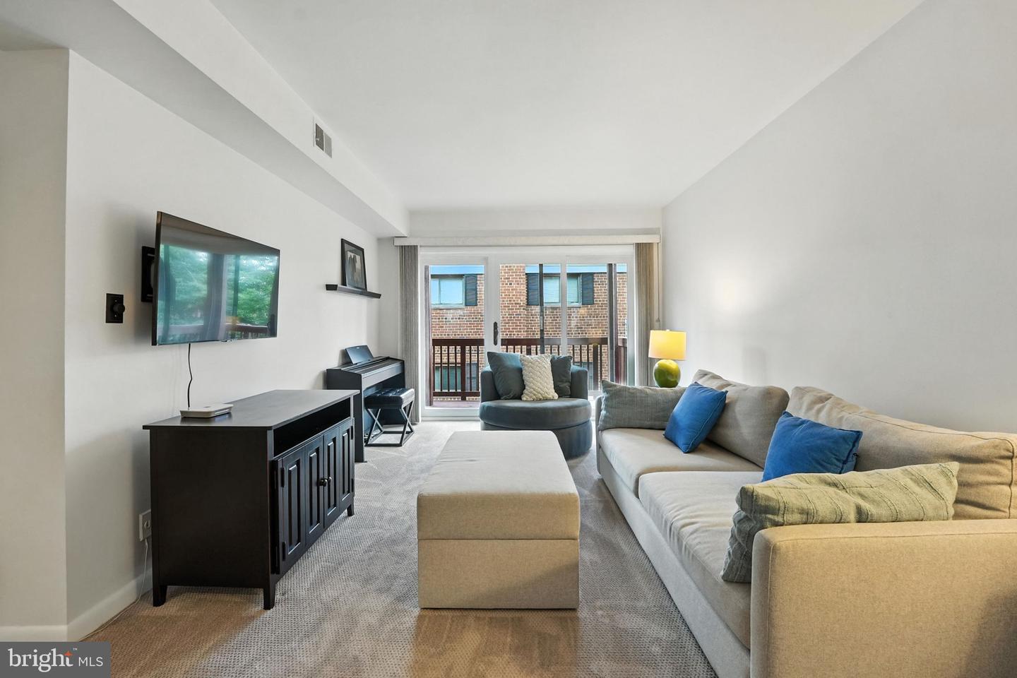 206 SKYHILL RD #6, ALEXANDRIA, Virginia 22314, 2 Bedrooms Bedrooms, ,1 BathroomBathrooms,Residential,For sale,206 SKYHILL RD #6,VAAX2046224 MLS # VAAX2046224