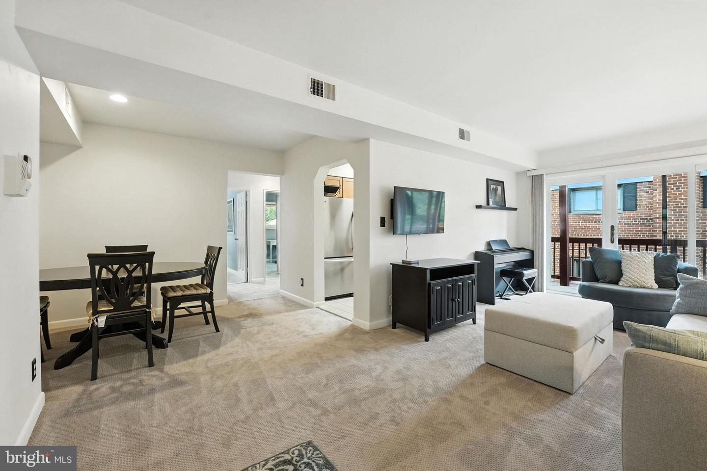 206 SKYHILL RD #6, ALEXANDRIA, Virginia 22314, 2 Bedrooms Bedrooms, ,1 BathroomBathrooms,Residential,For sale,206 SKYHILL RD #6,VAAX2046224 MLS # VAAX2046224