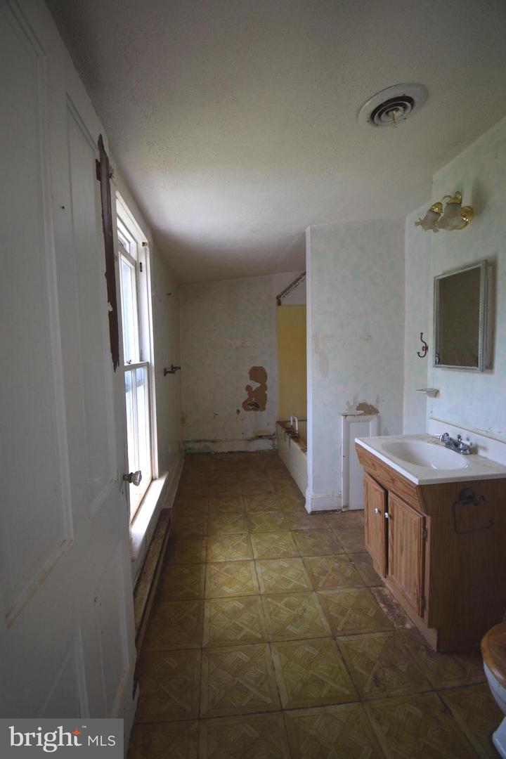345 SHAFFER ST, WOODSTOCK, Virginia 22664, 2 Bedrooms Bedrooms, ,2 BathroomsBathrooms,Residential,For sale,345 SHAFFER ST,VASH2011958 MLS # VASH2011958