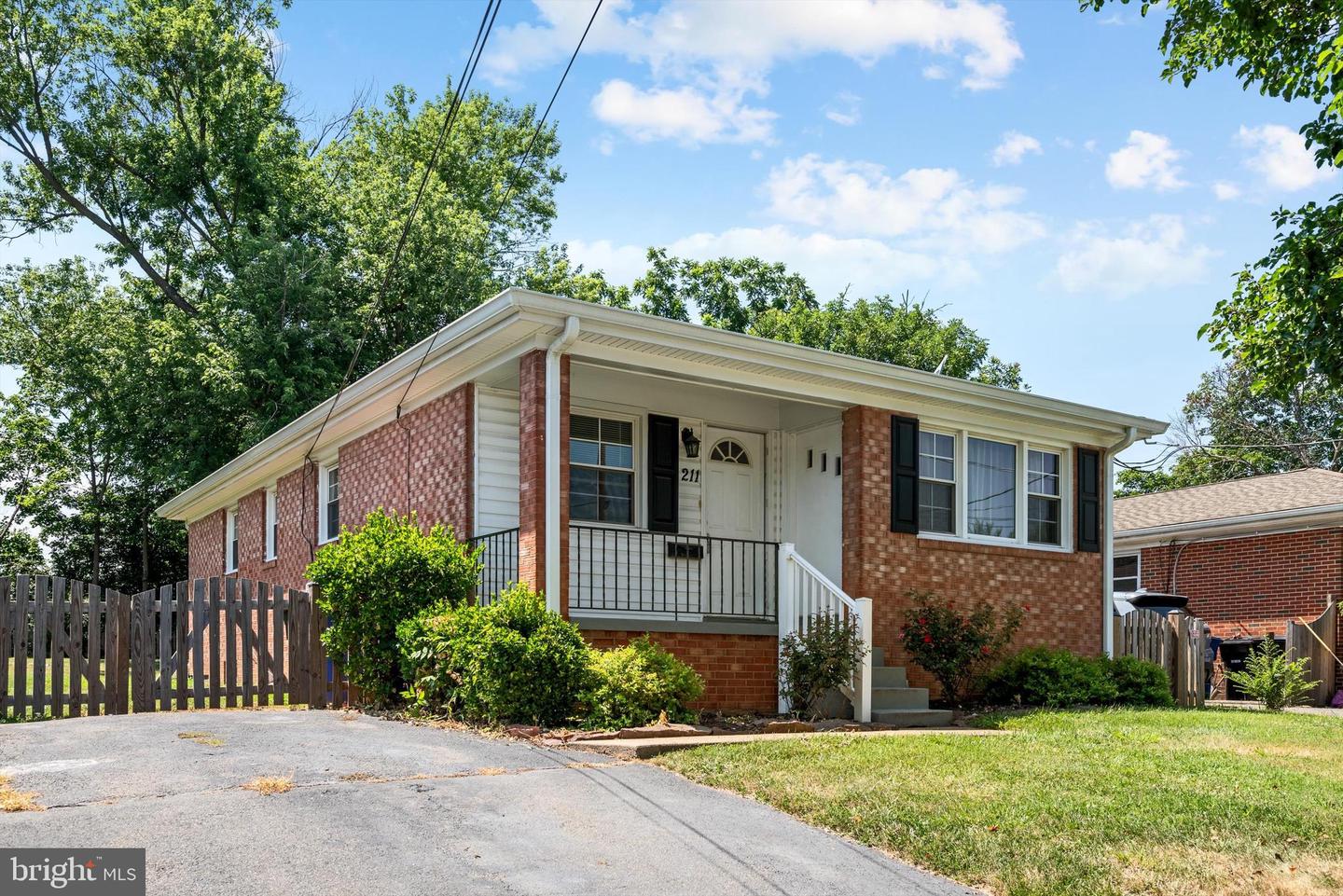 211 CATOCTIN CIR NE, LEESBURG, Virginia 20176, 3 Bedrooms Bedrooms, ,2 BathroomsBathrooms,Residential,For sale,211 CATOCTIN CIR NE,VALO2101824 MLS # VALO2101824
