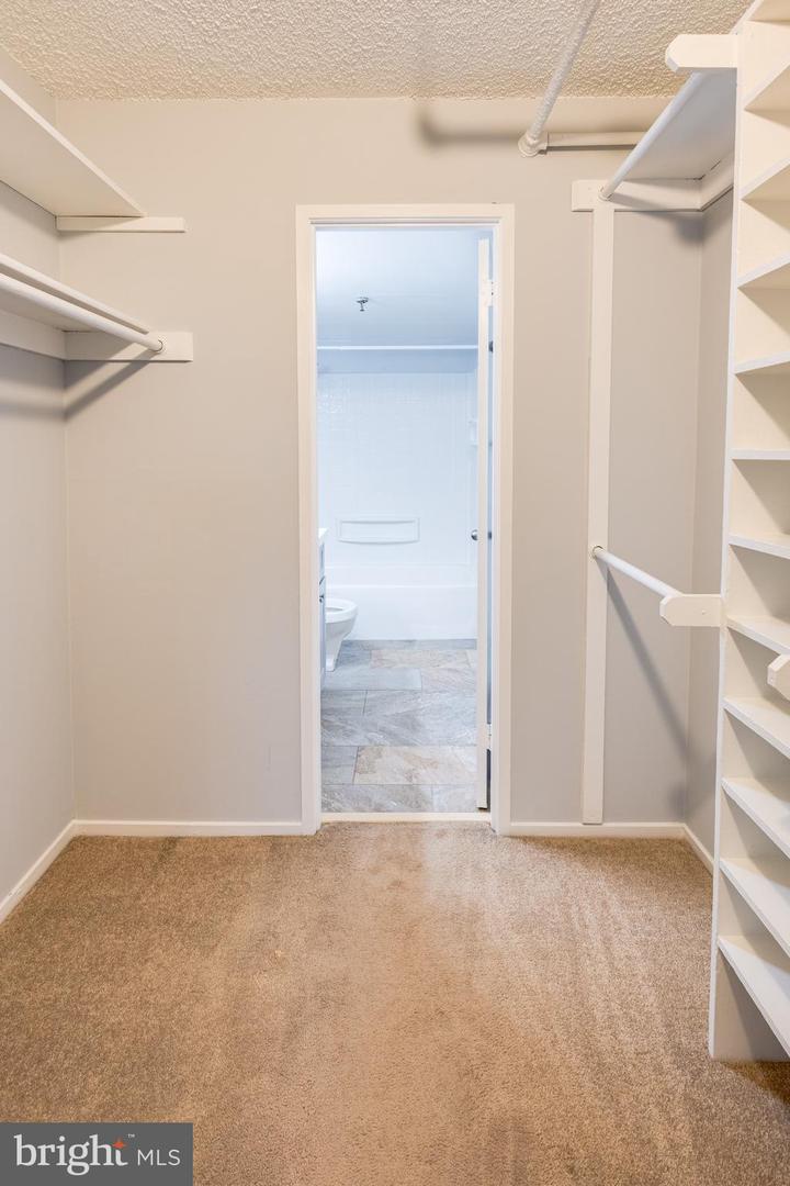 5911 EDSALL RD #406, ALEXANDRIA, Virginia 22304, 2 Bedrooms Bedrooms, ,2 BathroomsBathrooms,Residential,For sale,5911 EDSALL RD #406,VAAX2047300 MLS # VAAX2047300