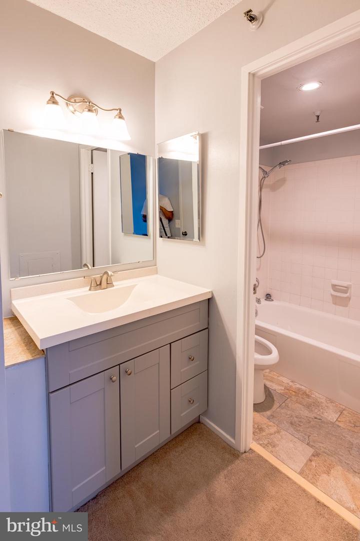 5911 EDSALL RD #406, ALEXANDRIA, Virginia 22304, 2 Bedrooms Bedrooms, ,2 BathroomsBathrooms,Residential,For sale,5911 EDSALL RD #406,VAAX2047300 MLS # VAAX2047300