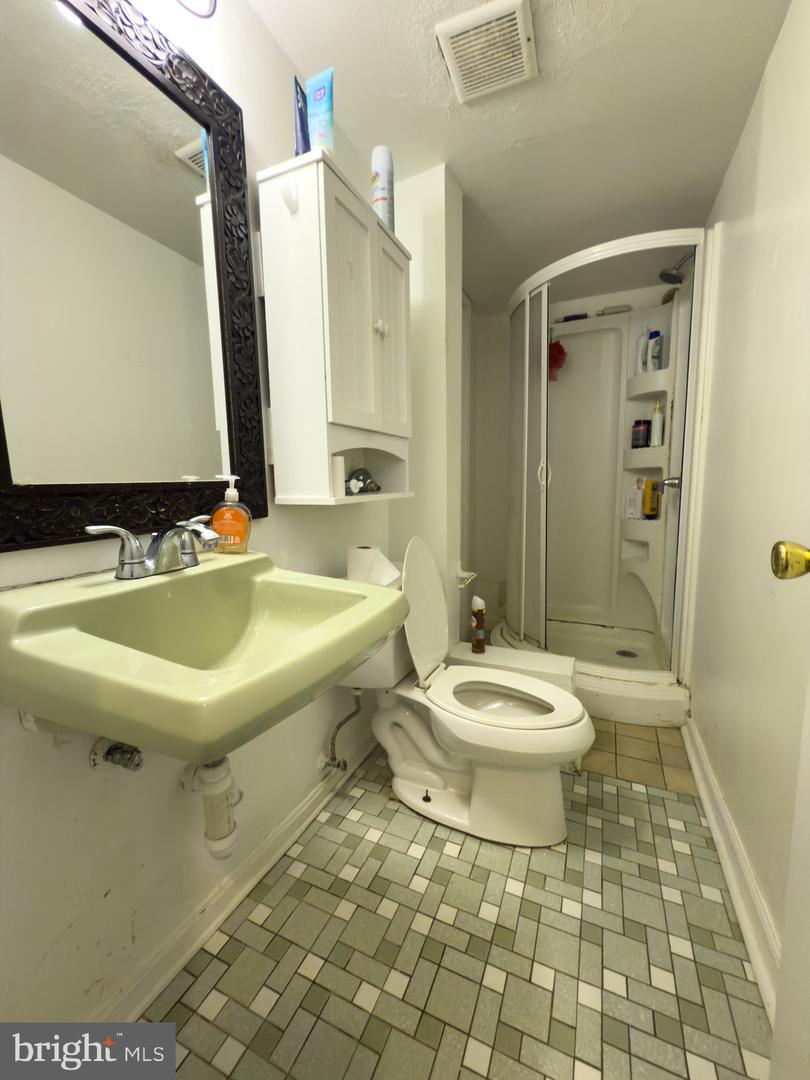 8 DAVIS AVE SW, LEESBURG, Virginia 20175, 4 Bedrooms Bedrooms, 7 Rooms Rooms,2 BathroomsBathrooms,Residential,For sale,8 DAVIS AVE SW,VALO2101774 MLS # VALO2101774