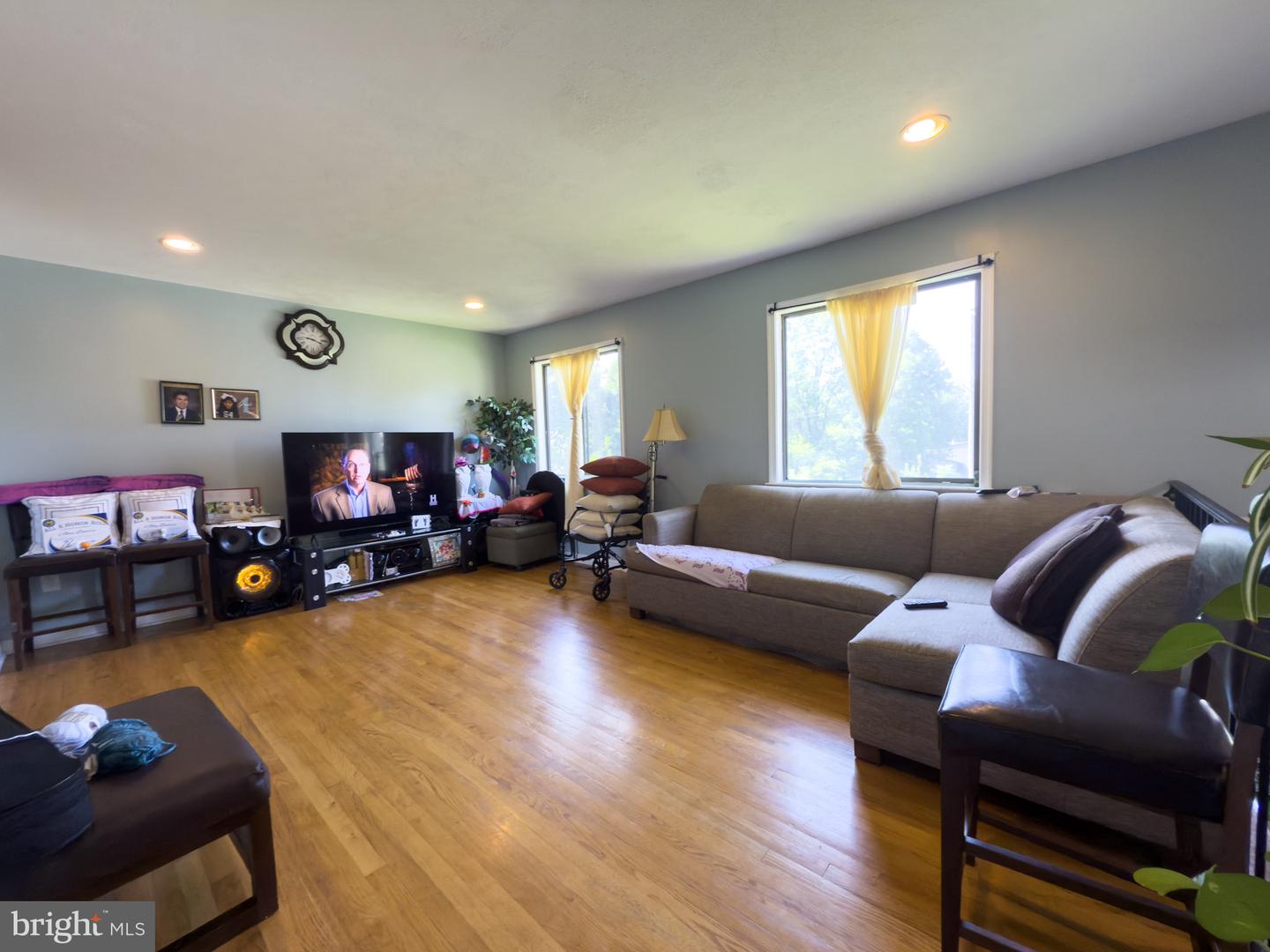 8 DAVIS AVE SW, LEESBURG, Virginia 20175, 4 Bedrooms Bedrooms, 7 Rooms Rooms,2 BathroomsBathrooms,Residential,For sale,8 DAVIS AVE SW,VALO2101774 MLS # VALO2101774